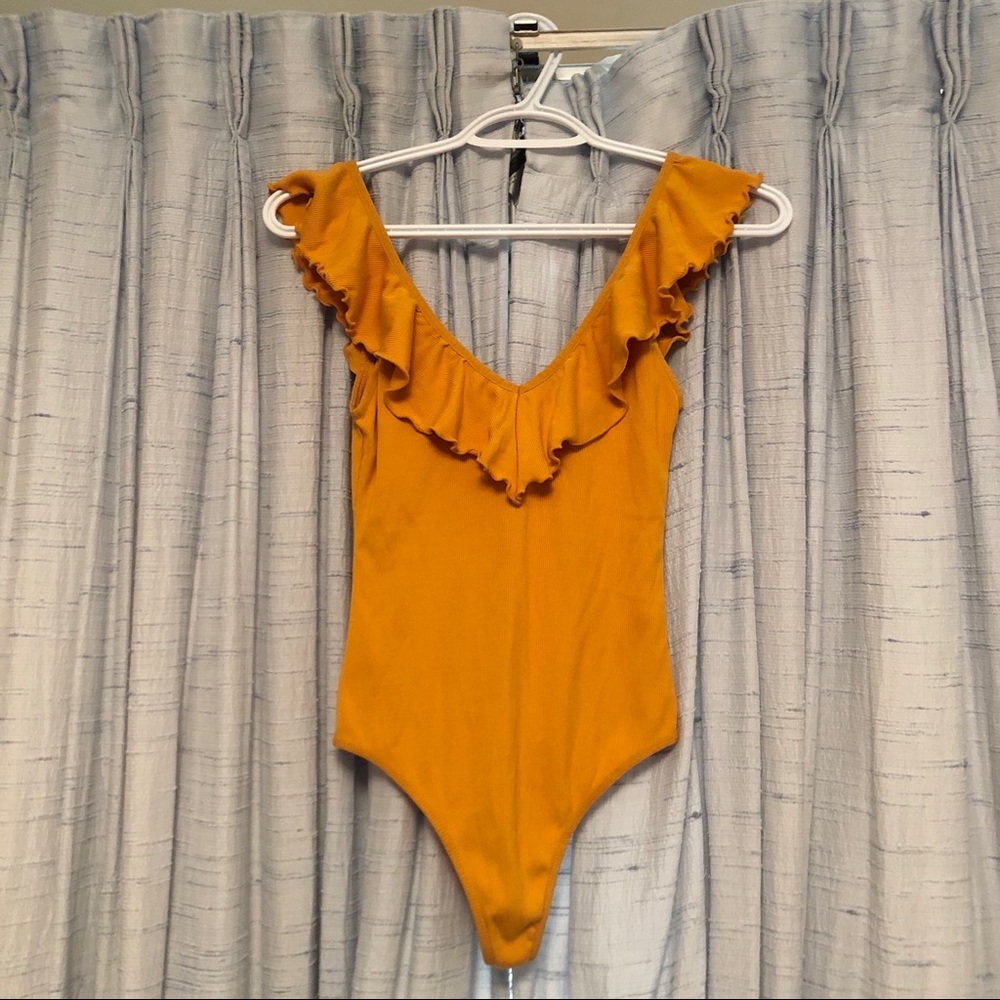 Aritzia ruffles bodysuit (almost new)